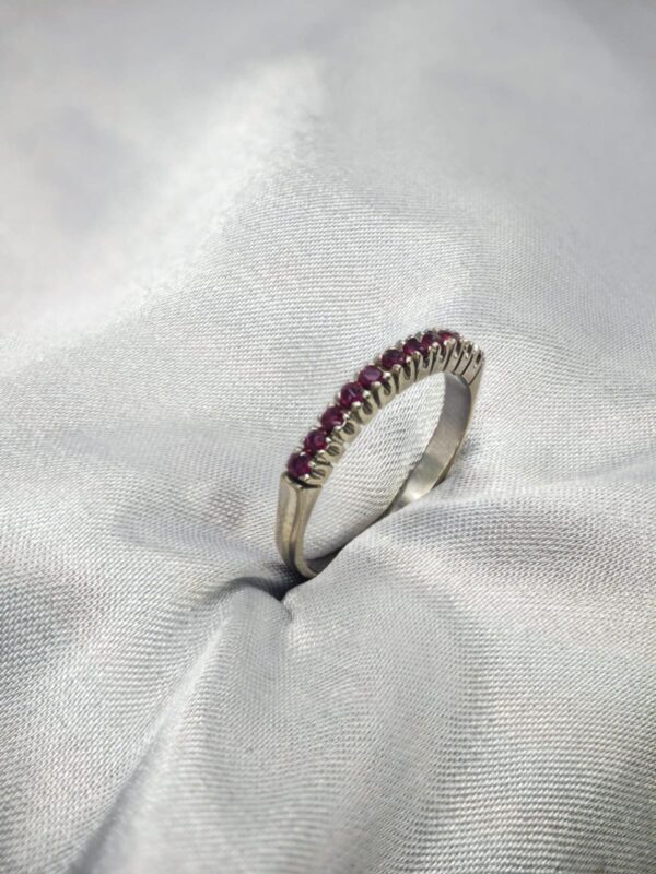 Meia Aliança C/Pedras Rubi Ouro Branco18K - Image 3