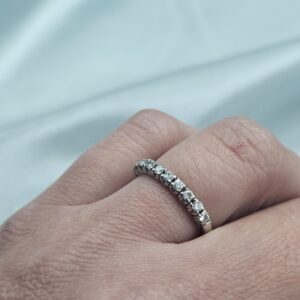 Anel Ouro Branco 18K Meia Aliança Com Brilhantes