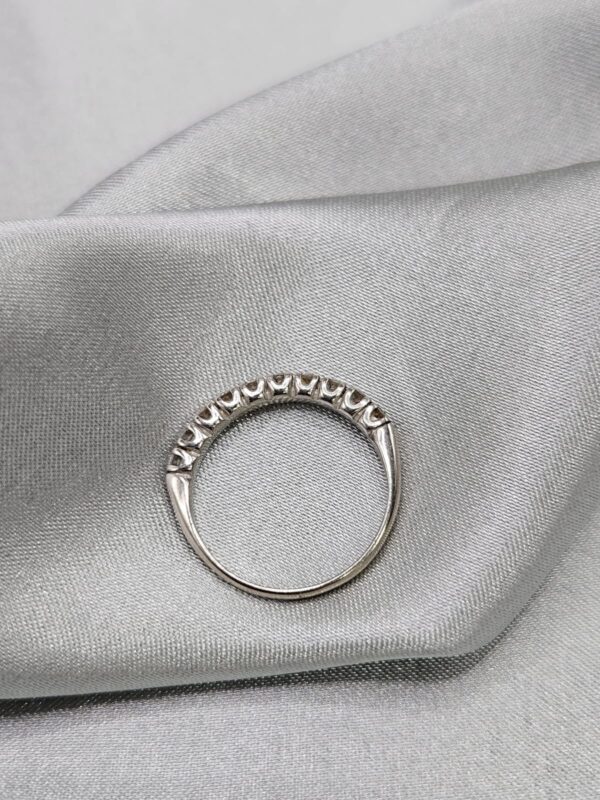 Anel Ouro Branco 18K Meia Aliança Com Brilhantes - Image 3