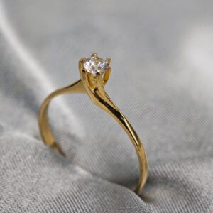 Anel Solitario Caixa Alta Trabalhada Ouro 18K