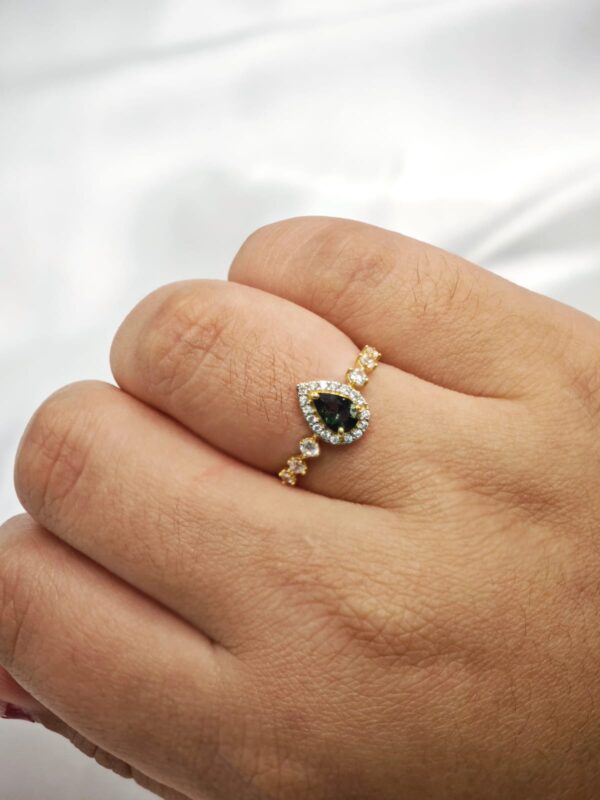 Anel Ouro 18K Trabalhado C/Zirconia E Pedra Verde - Image 2